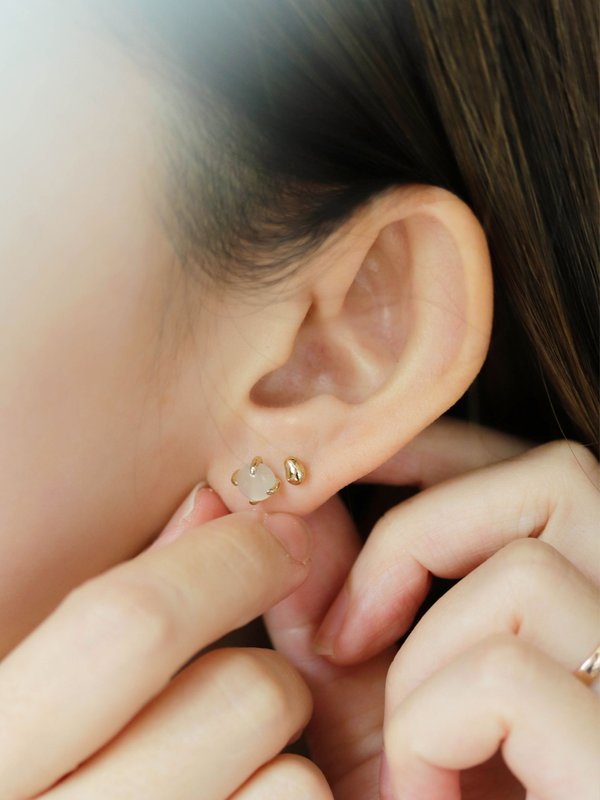 Basic Ear Studs - White Moonstone in Champagne Gold