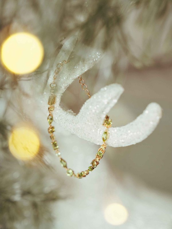 Strange x Curious - Clarity Bracelet - Peridot in Champagne Gold
