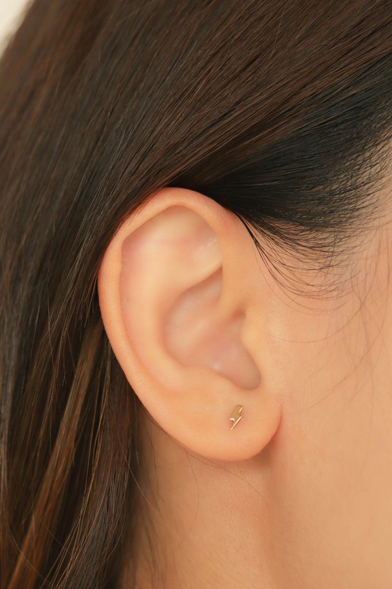Sirius 14k Gold Threaded Labret Earring with Diamond
